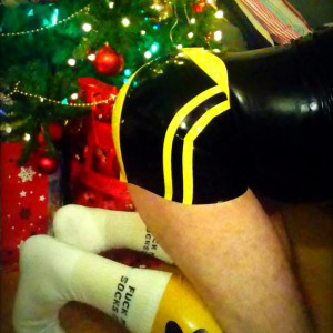 Pupcia w latexie przy choince
