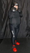 Sportowa lycra + ochraniacze do sportów walki, to mnie kręci!