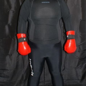 Sportowa lycra + ochraniacze do sportów walki, to mnie kręci!