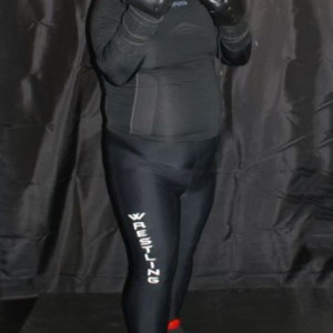 Sportowa lycra + ochraniacze do sportów walki, to mnie kręci!